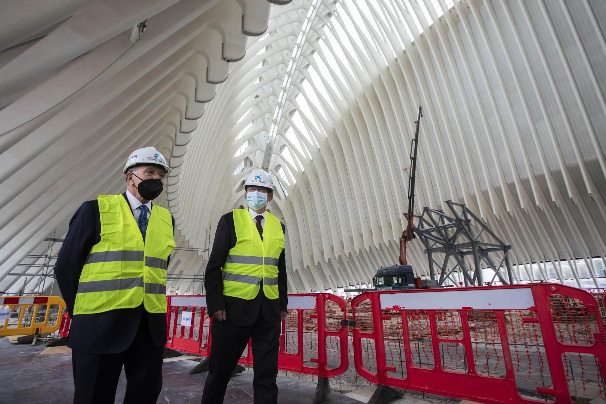 CaixaForum València: el presidente de la Fundación La Caixa visita las obras en el Ágora