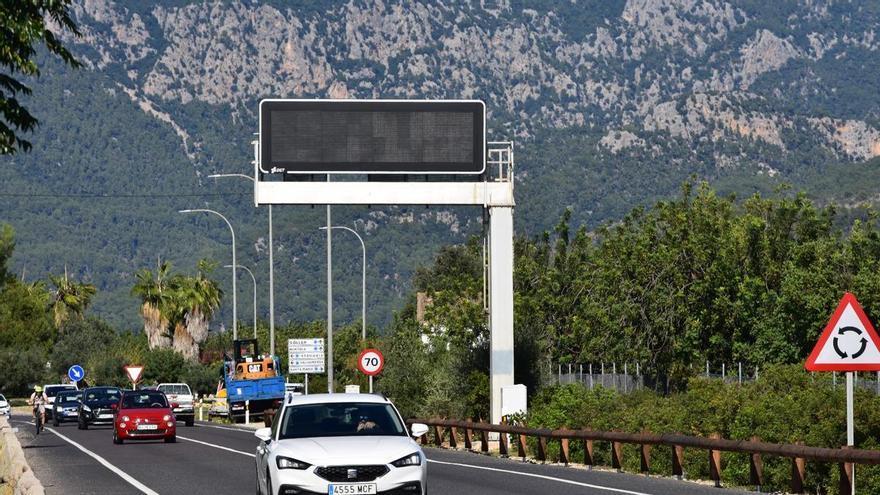 Instalan más paneles informativos en carreteras de la Serra para evitar colapsos en los aparcamientos