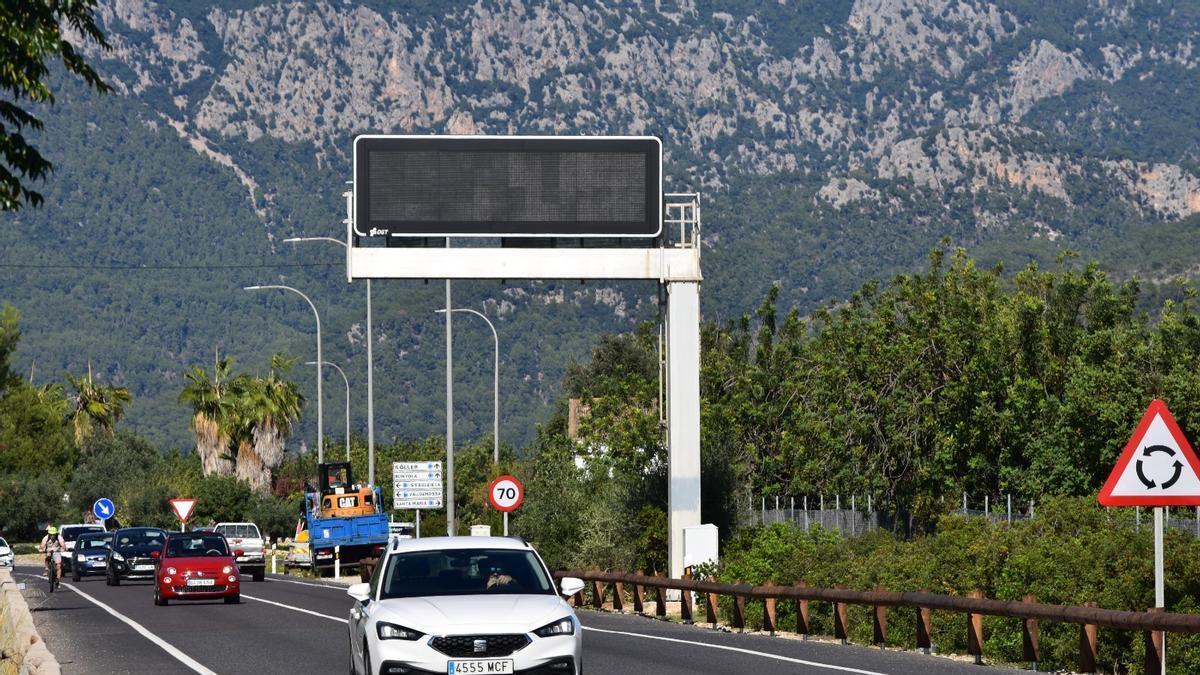 Instalan más paneles informativos en carreteras de la Serra