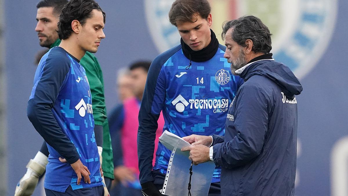 Quique Sánchez Flores da instrucciones a sus jugadores durante un entrenamiento.