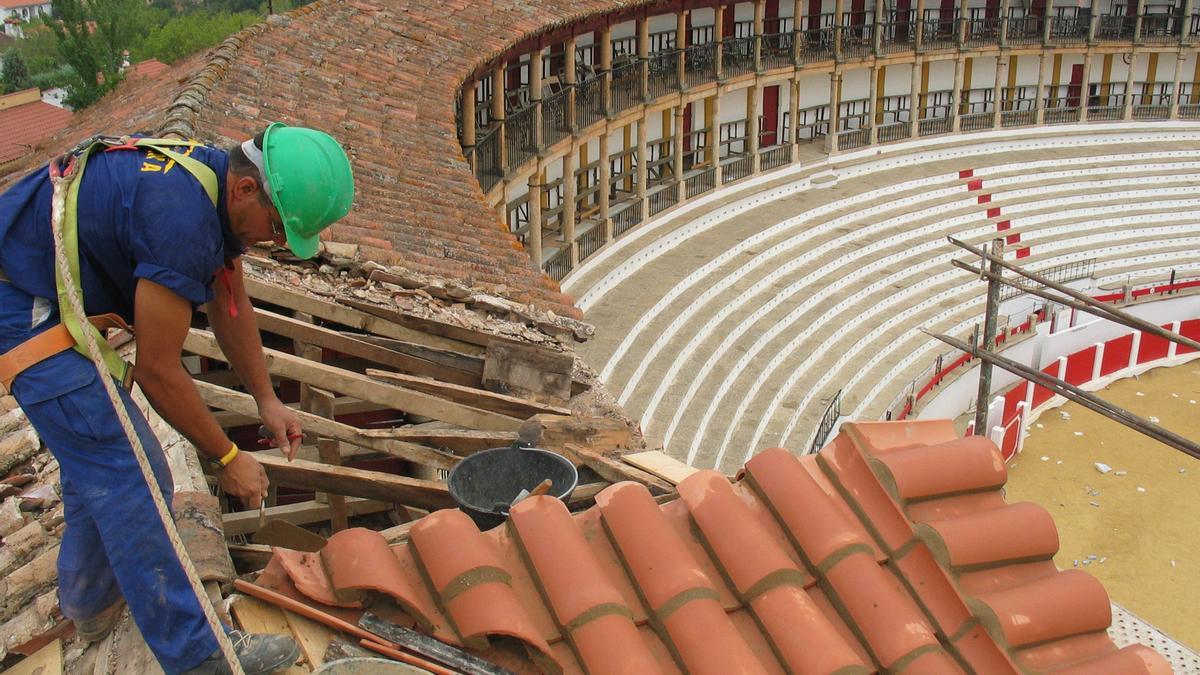 Imagen de archivo de una de las obras de mejora realizadas en el tejado de la plaza de toros de Cáceres.