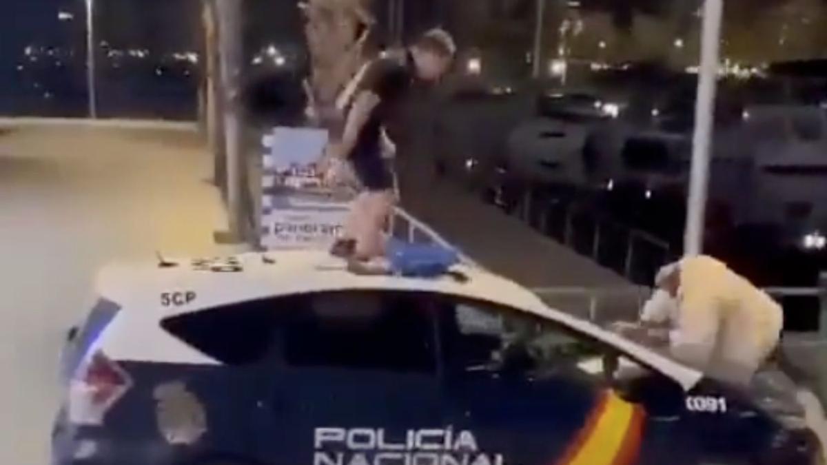 Los dos individuos han aprovechado que los agentes de la Policía Nacional estaban inspeccionando un local del Casino de Alicante.