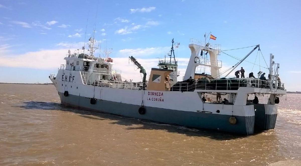 El pesquero gallego «Dorneda», en una imagen de 2014 con el agua al borde de la patente