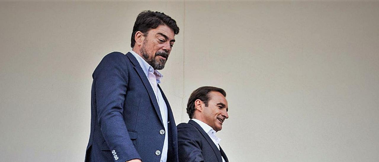 Barcala abandona el antepalco del Rico Pérez acompañado por Carlos Parodi. | ALEX DOMÍNGUEZ