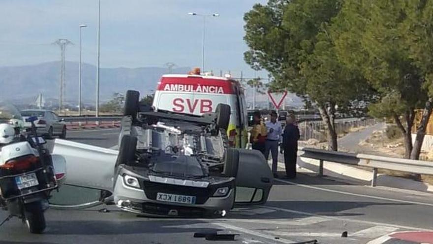 Espectacular accidente sin heridos en la rotonda de la UA