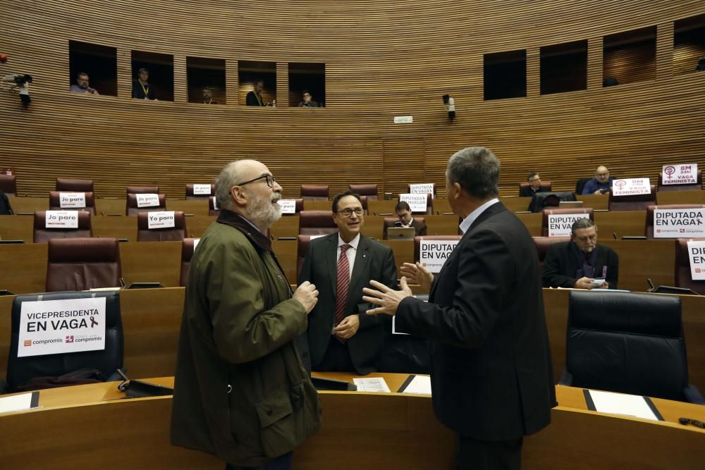 Escaños vacíos en Las Corts por el Día de la Mujer