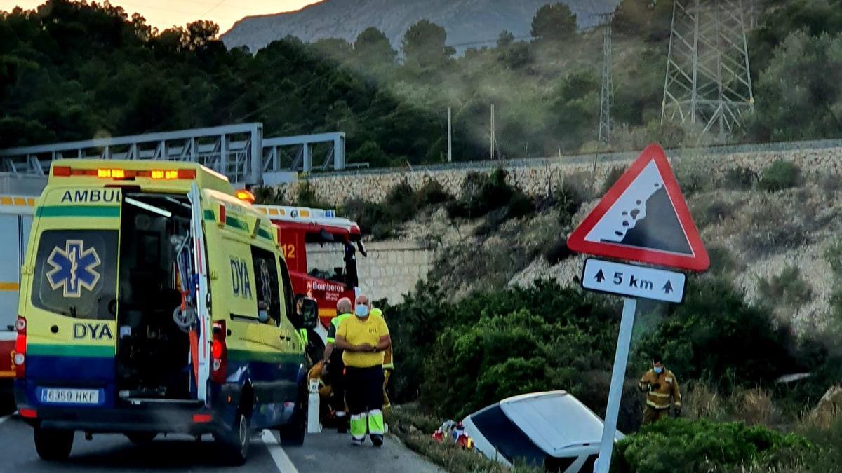 El vehículo ha caído por un terraplén de unos dos metros