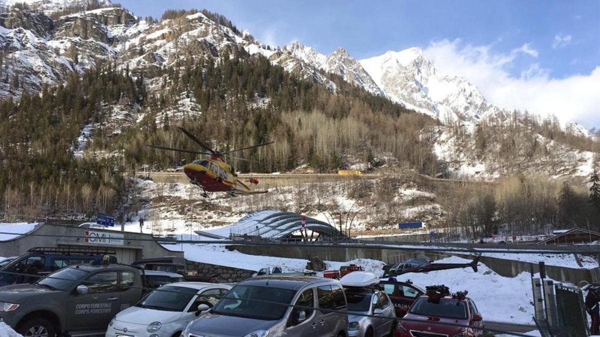 Vistas de un helicóptero de rescate en el Valle de Aosta