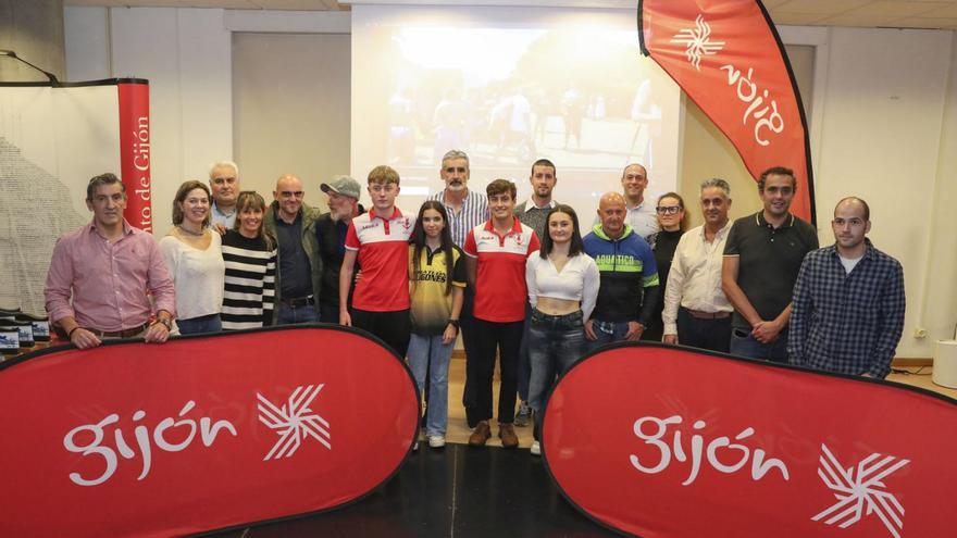 El concejal de Deportes de Gijón, Jorge Pañeda, a la izquierda, con los ganadores del circuito. | Pablo Solares