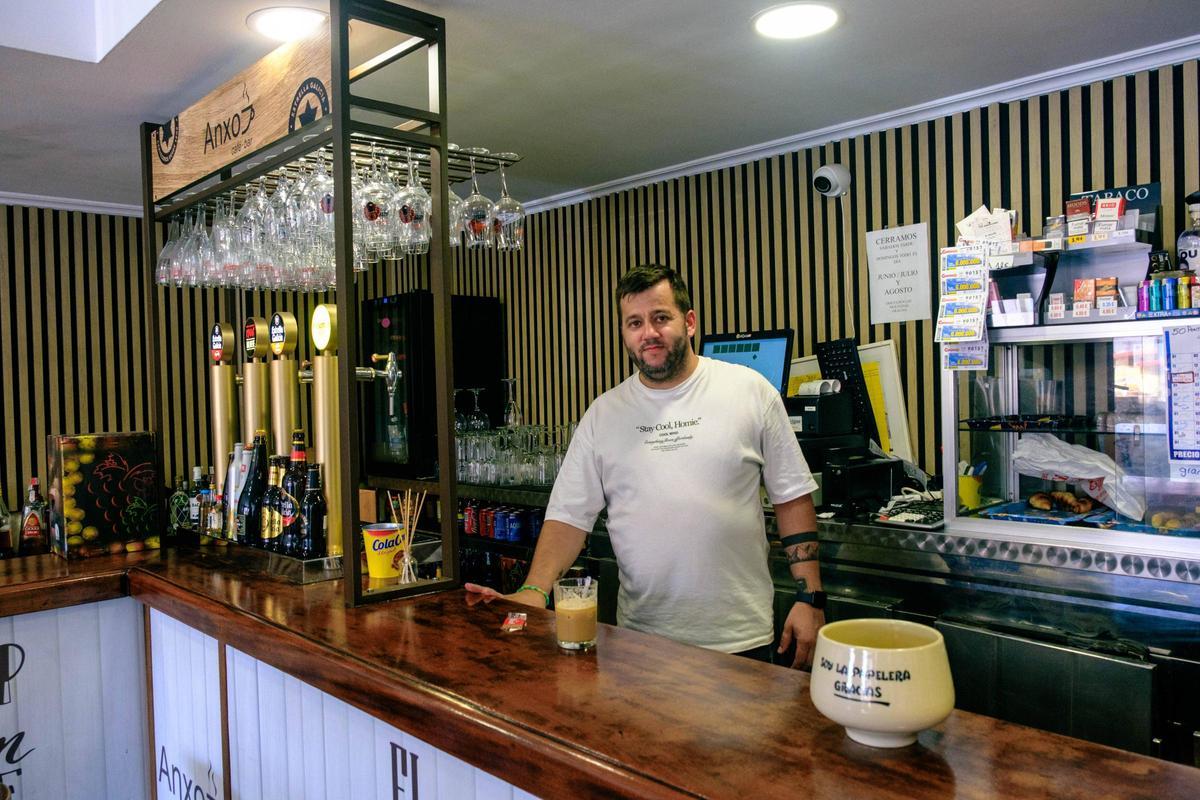 Ángel Pérez tras la barra de su local, el bar Anxo.