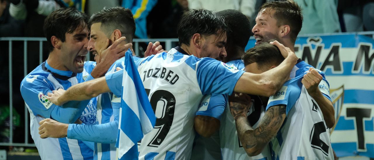 Los jugadores del Málaga CF celebran el gol de Pablo Chavarría ante el Alavés en La Rosaleda.