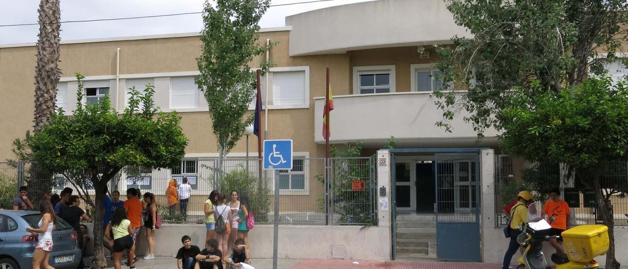 Acceso al IES Antonio Sequeros de Almoradí, en una imagen de archivo