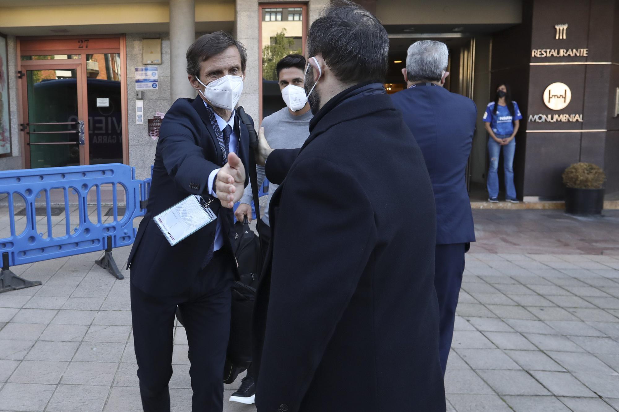 Así fue la salida de los jugadores del Real Oviedo hacia Gijón