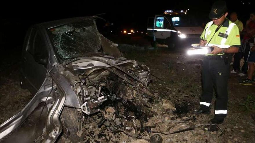 Una joven abandona su coche antes de que un tren lo arrolle en Mos