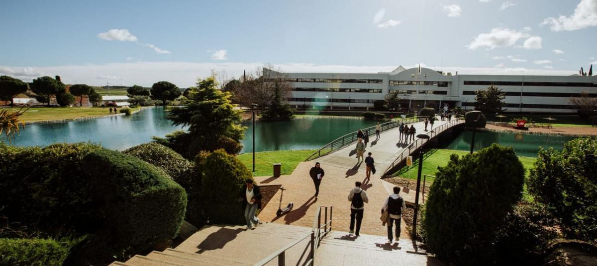 Exterior del campus de la Universidad Europea de Villaviciosa de Odón (Madrid) y, al lado, alumnos en el taller de automoción, con un prototipo de un Fórmula 1 real. | fotos cedidas por ue
