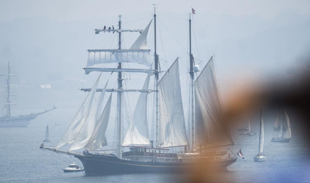 La Regata de Grandes Veleros abandona a A Coruña