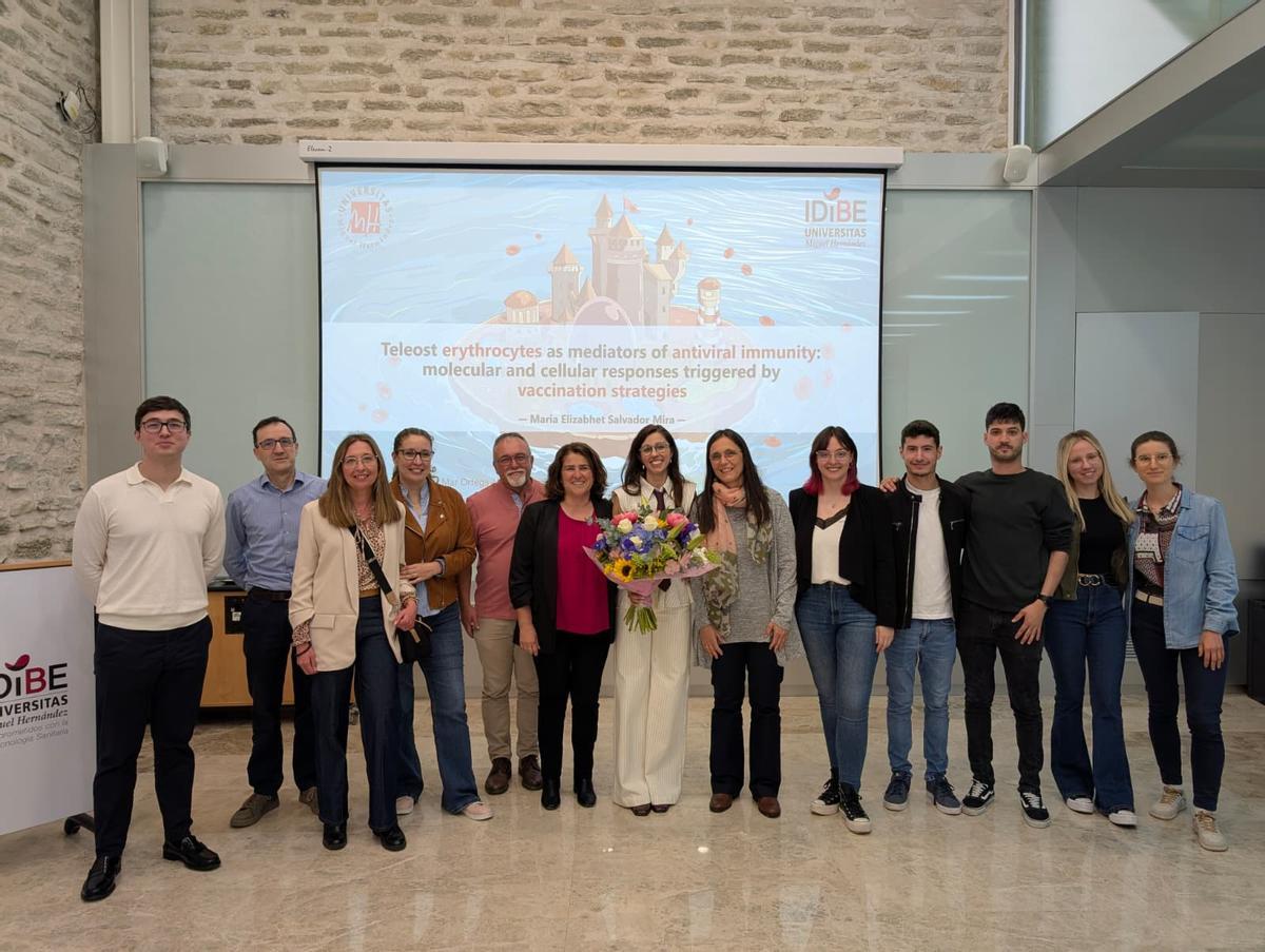 Imagen de familia de la defensa de la tesis doctoral sobre antivirales en la UMH de Elche