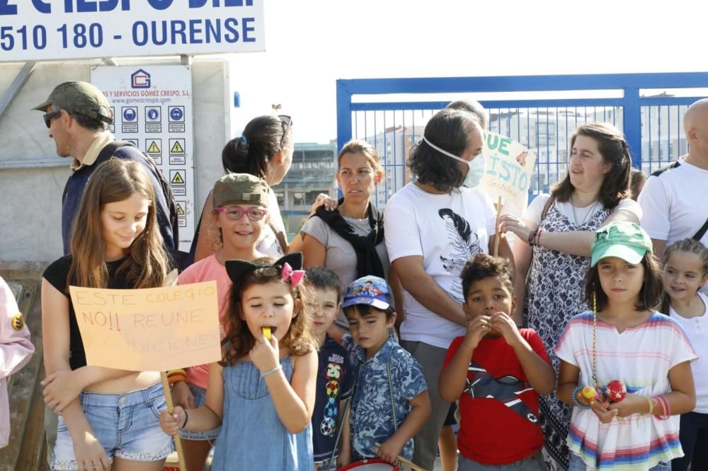 Cascos y mascarillas contra la "precaria situación" de un colegio en Navia