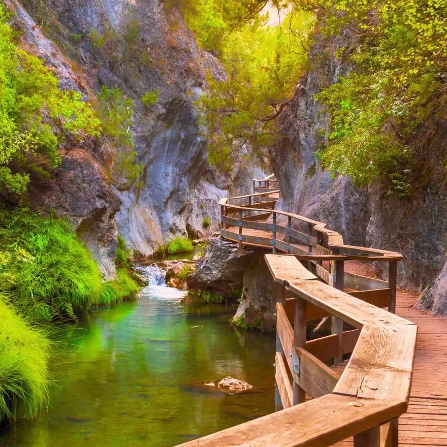El sendero más bonito del mundo mide 16 kilómetros y está en Andalucía: cascadas y aguas de color turquesa perfectas para el verano