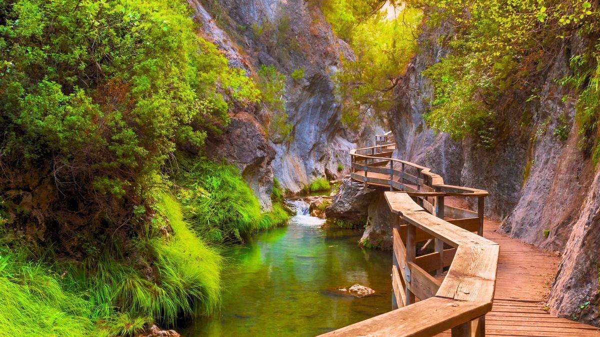 Este sendero es uno de los más impresionantes y visitados de Jaén , donde podrás disfrutar de lo mejor de la naturaleza