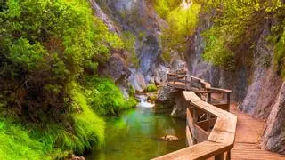 El sendero más bonito del mundo mide 16 kilómetros y está en Andalucía: cascadas y aguas de color turquesa perfectas para el verano