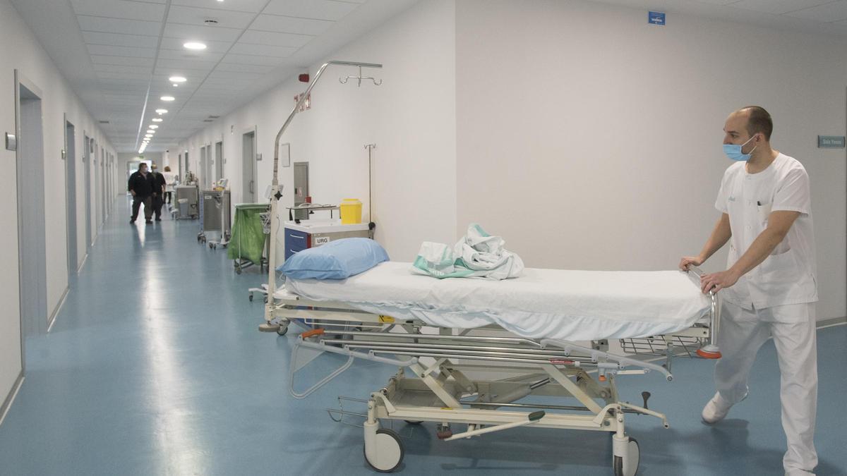 Un pasillo de un hospital de Aragón, en una imagen de archivo.