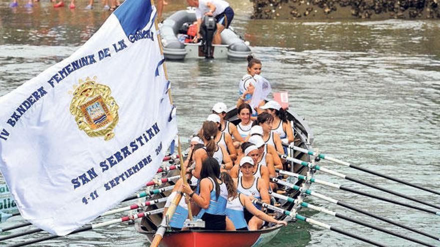 La Galicia Rianxeira consiguió vencer en la última regata de la jornada, en la que quedó a 4 segundos de Getaria. // Rubén Plaza