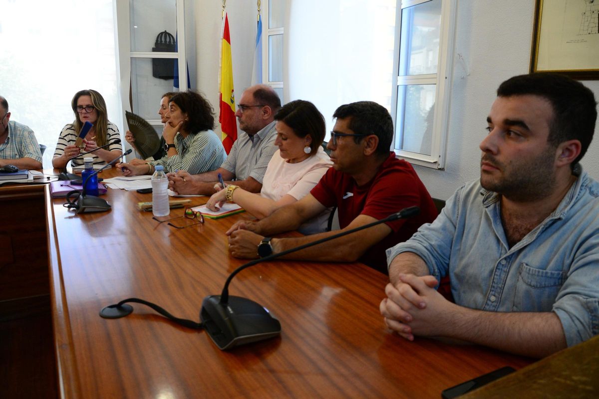 El concejal no adscrito Daniel Chapela en primer término y el grupo municipal del PP, ayer en el pleno de Bueu.