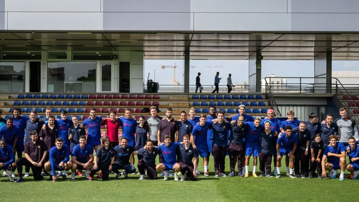 La plantilla del Fundació Barça y la del primer equipo de fútbol masculino