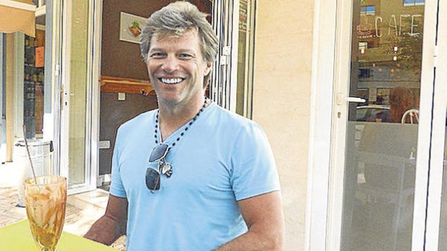 Bon Jovi tomándose un helado en Santa Eulària.