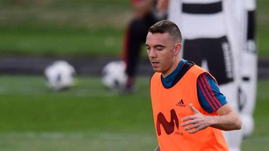 Aspas toca la pelota durante el entrenamiento de ayer. // Efe