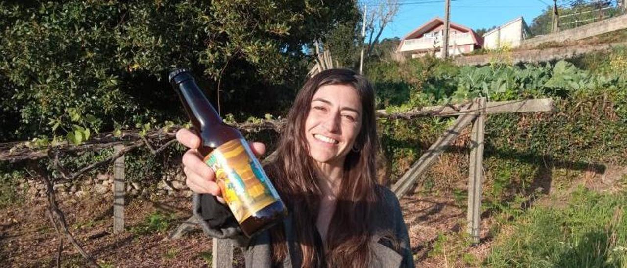 Marta Galán, ayer en Meiro con un botellín de cerveza elaborada con millo corvo.   | // GONZALO NÚÑEZ