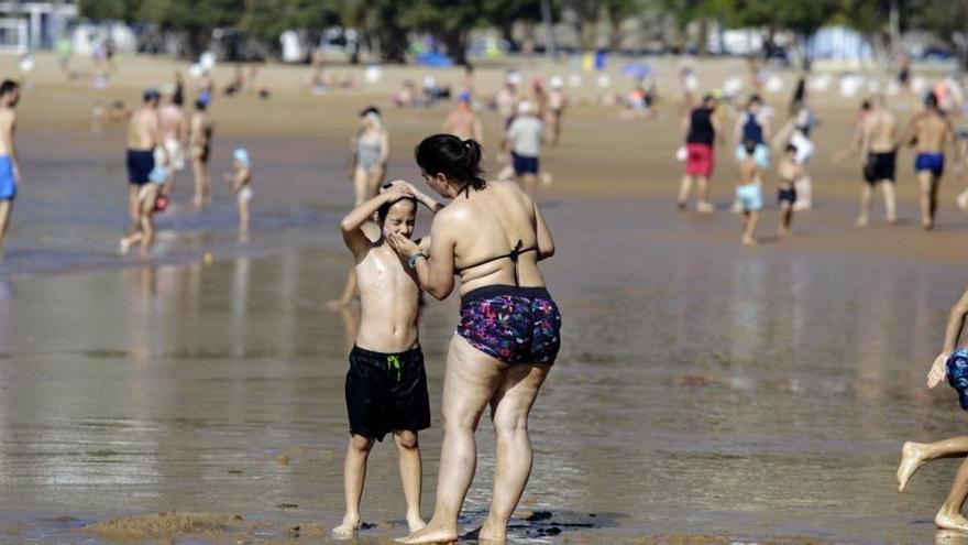 Una estampa del primer día de playa en Las Teresitas.