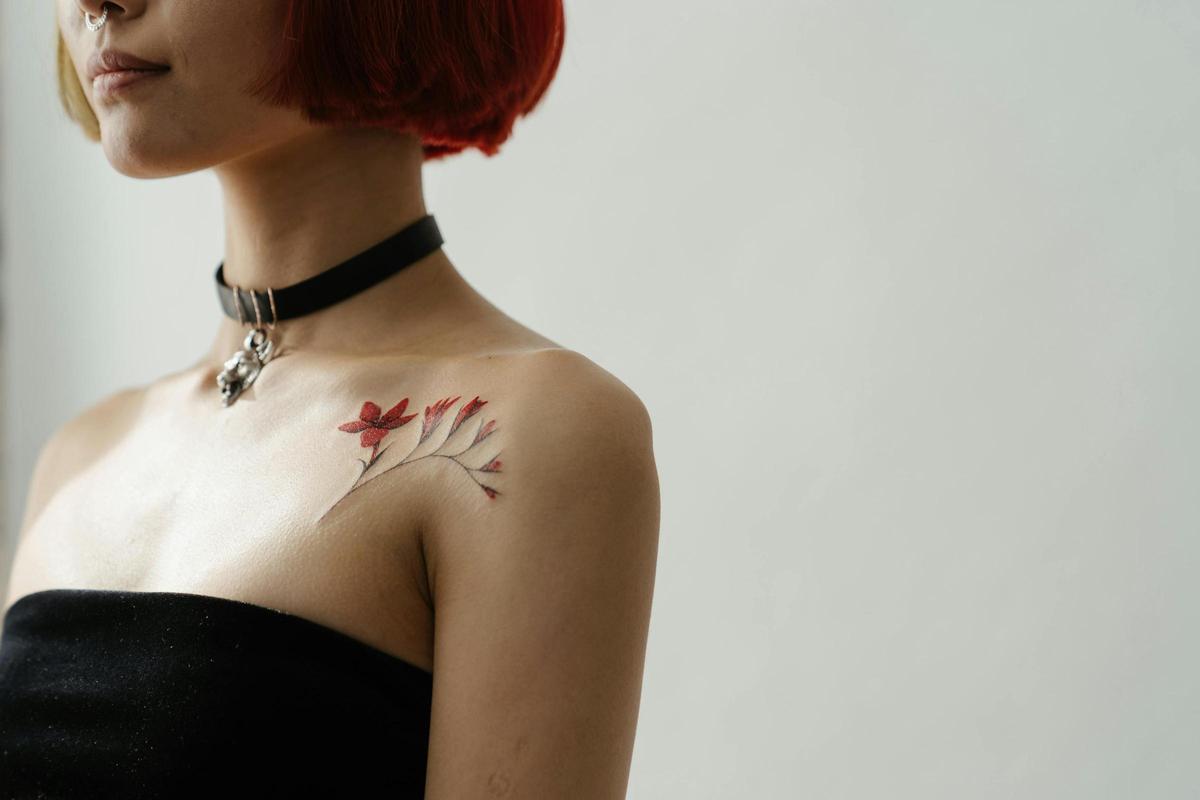 Tatuaje con tinta roja.