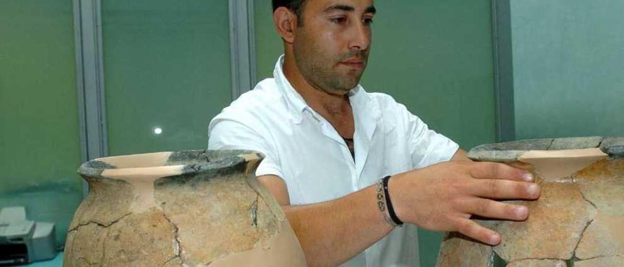 Vicente Caramés es el arqueólogo del Museo do Mar de Galicia, con sede en Vigo. // Jesús de Arcos