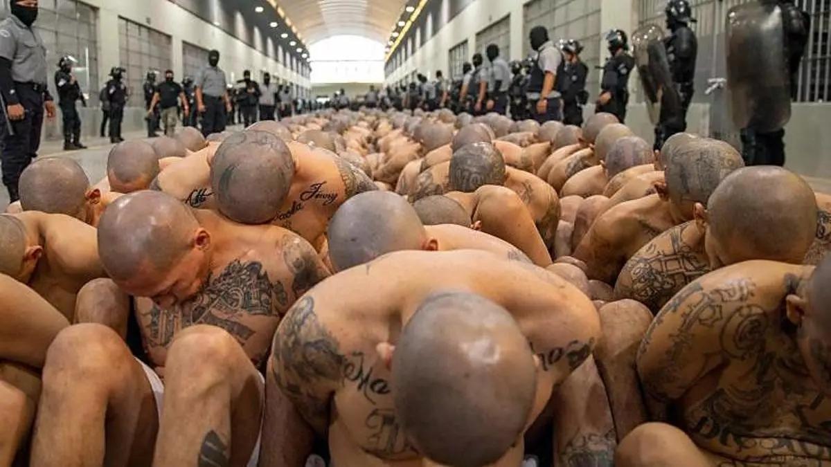 Traslado de presos acusados de pertenecer a las maras, en El Salvador.