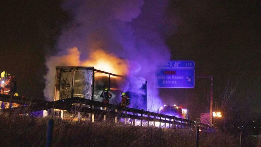 Se incendia un camión en la A-7 frente a Rotglà | PERALES IBORRA