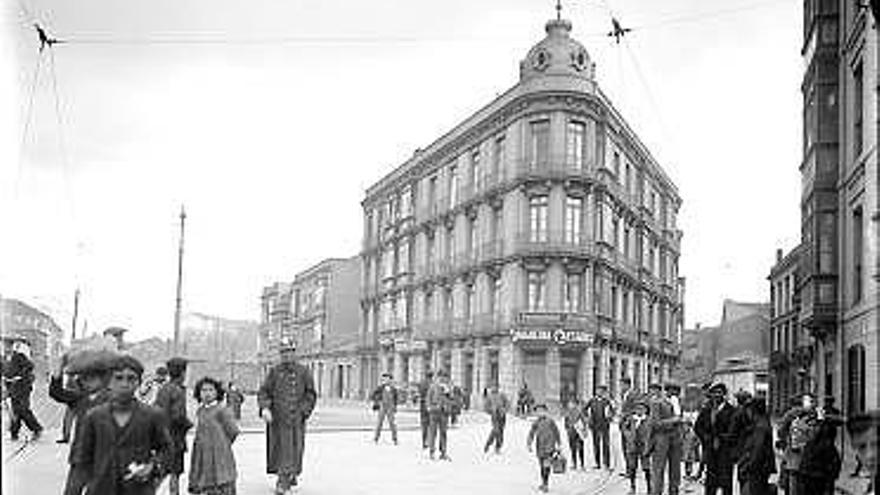 Plaza del Carmen y calle de Álvarez Garaya, en Gijón, 1930. A la derecha, reconstrucción de la iglesia de San Pedro, 1946.