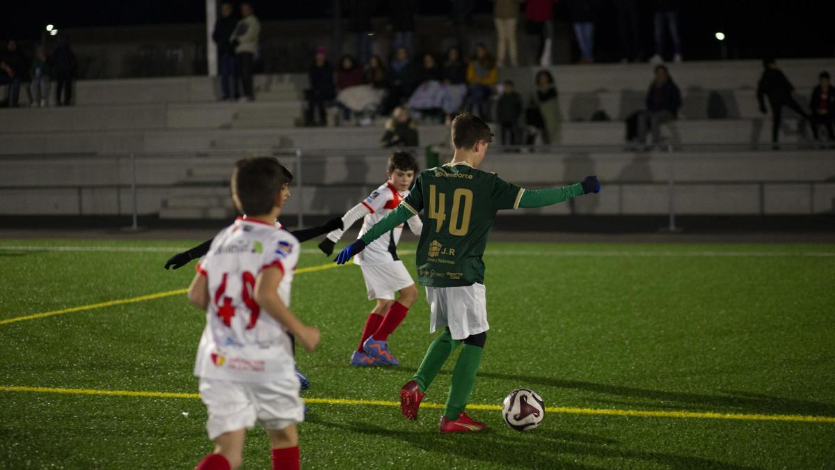 Niños durante un partido de fútbol en Cáceres.