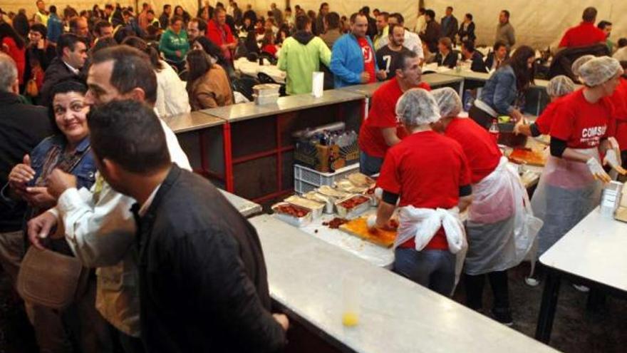 Instante de la celebración gastronómica en la parroquia silledense.  // Bernabé/Luismy