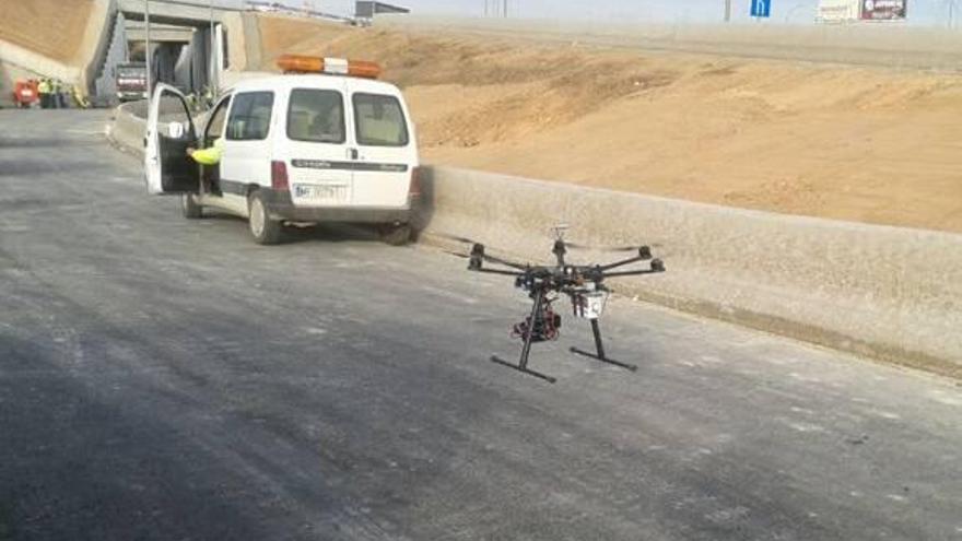 Un «dron» se prepara para captar imágenes aéreas de la Nacional III en Valencia.
