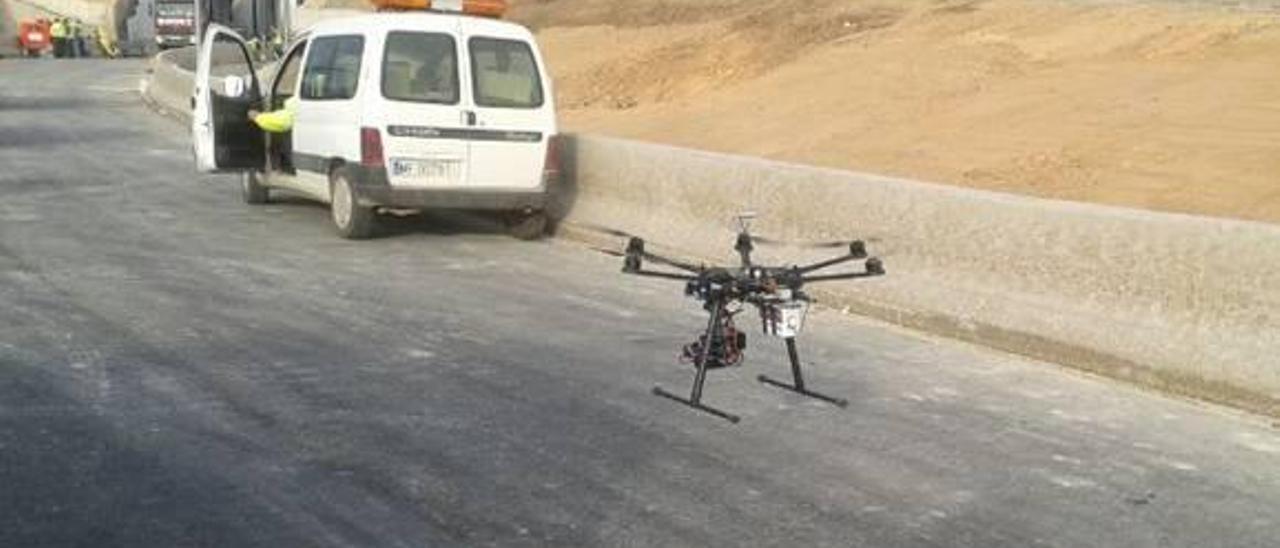 Un «dron» se prepara para captar imágenes aéreas de la Nacional III en Valencia.