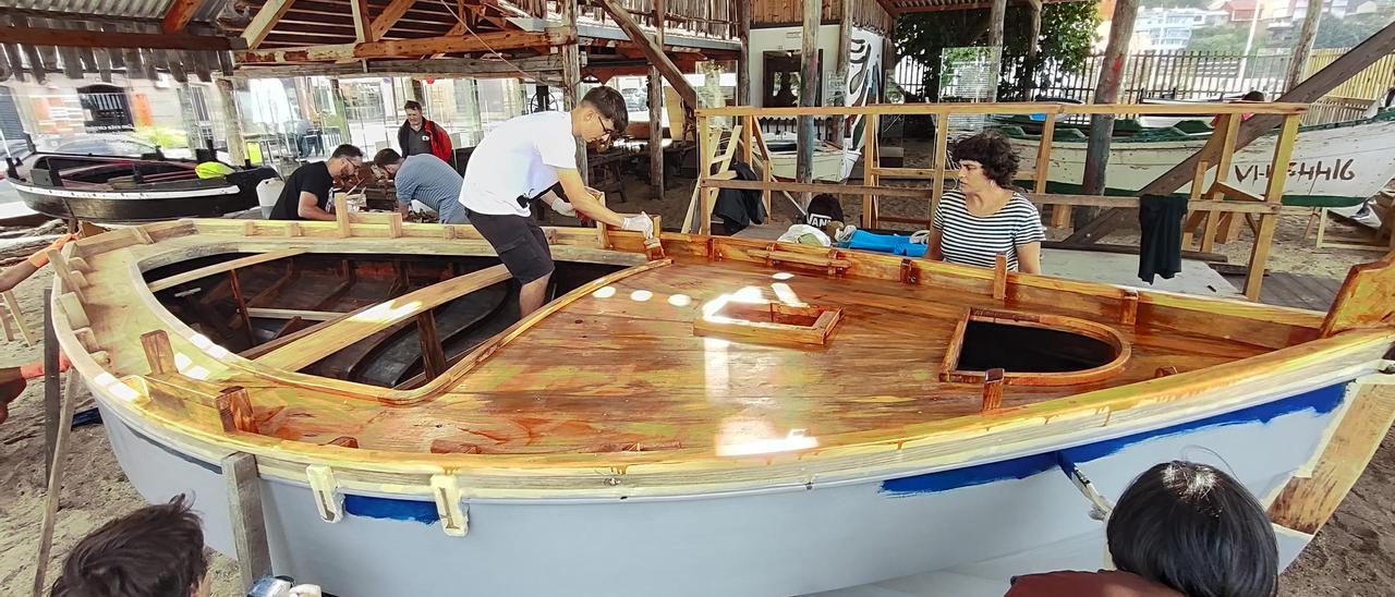 Los trabajos para rematar la dorna de a tope “Mareira”, promovida por Os Galos, este verano en el antiguo astillero de Banda do Río.