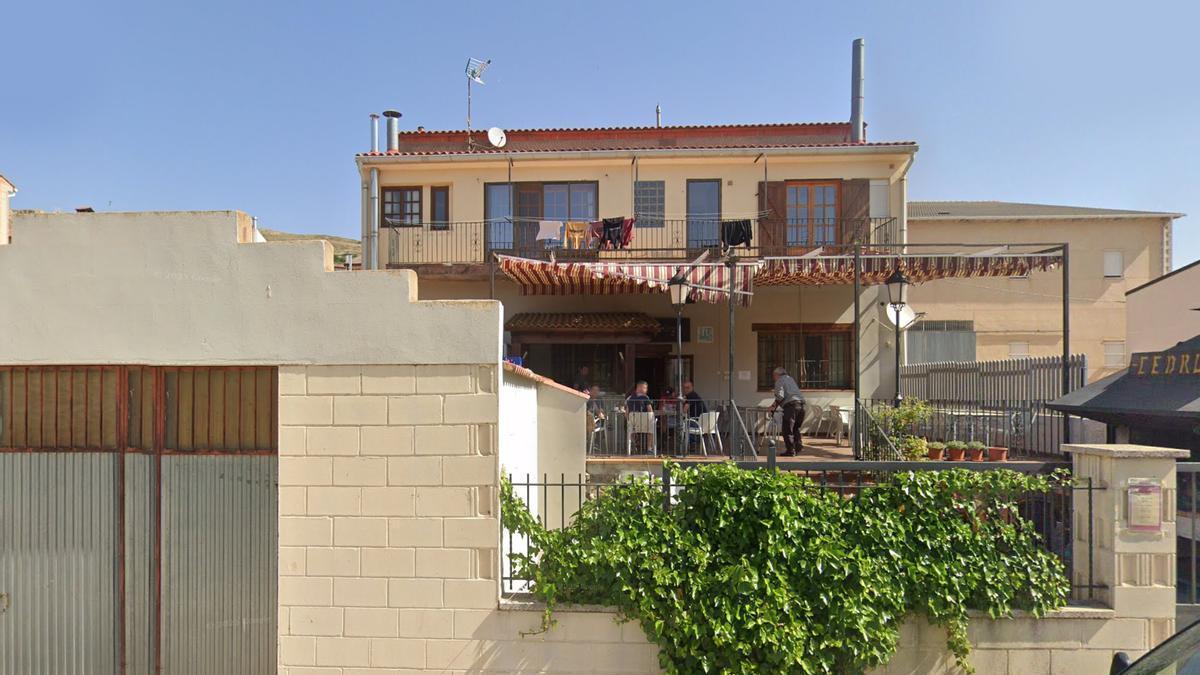 INCENDIO CEDRILLAS | Una mujer de 32 años y su hija de 9 mueren en el incendio de un bar de Teruel