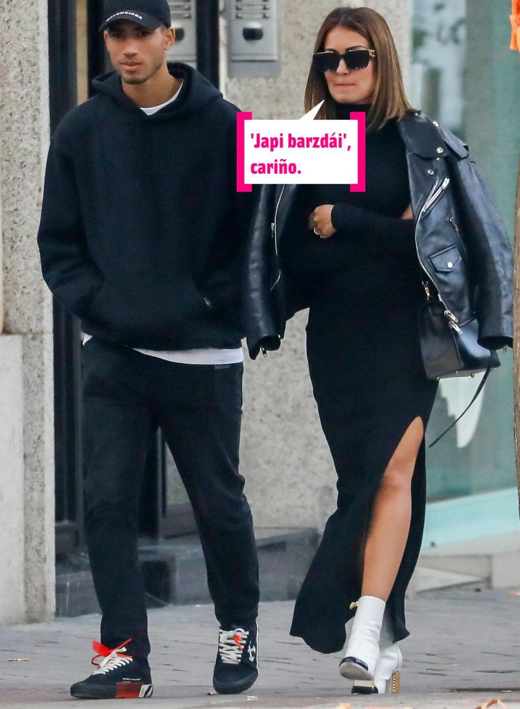 Hiba Abouk y Achraf Hakimi paseando por la calle con ¡total black looks'