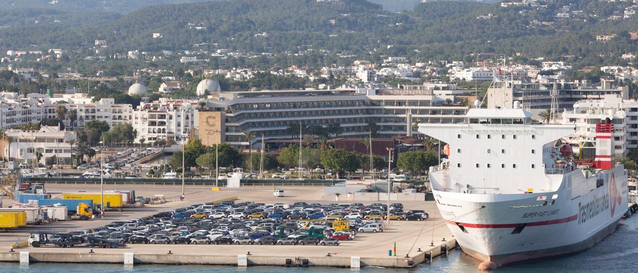 Coches descargados en el puerto de Ibiza.