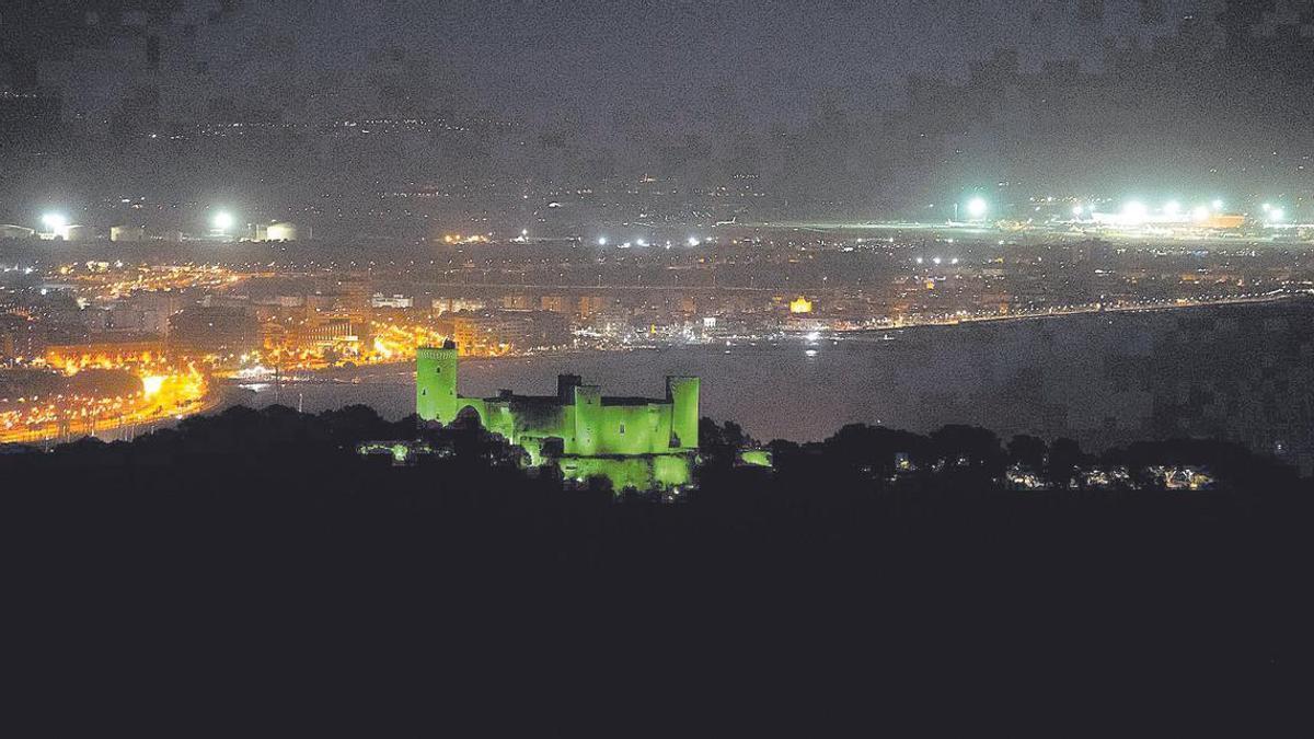 El Castell de Bellver lució de verde pistacho en homenaje al Palma Futsal