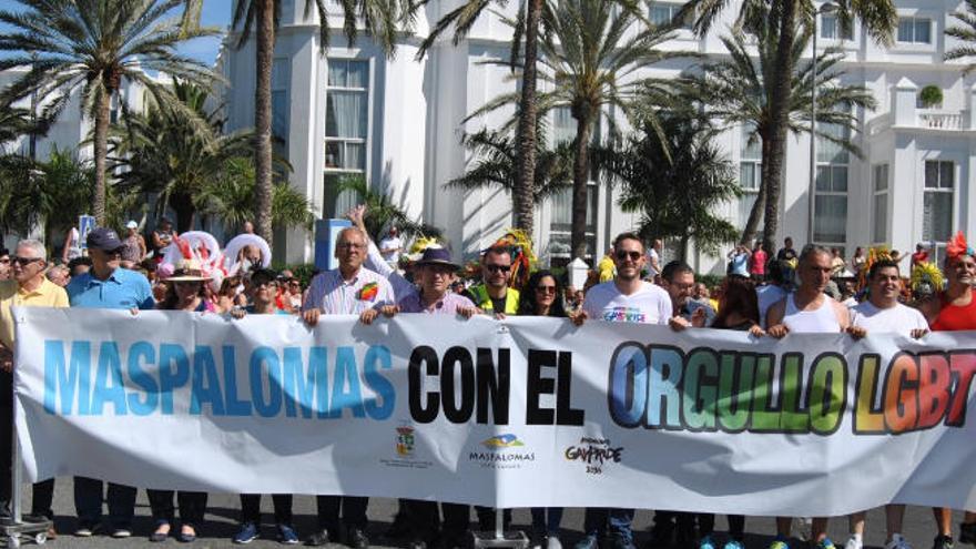 Pancarta municipal en la cabalgata del Orgullo gay del pasado sábado en Maspalomas.