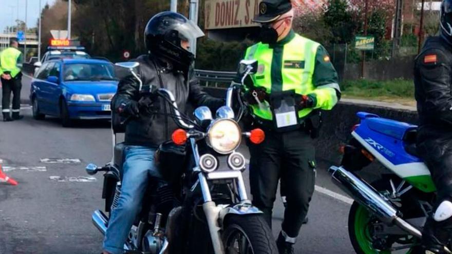 Un agente de la Guardia Civil de Tráfico durante un control a motocicletas.