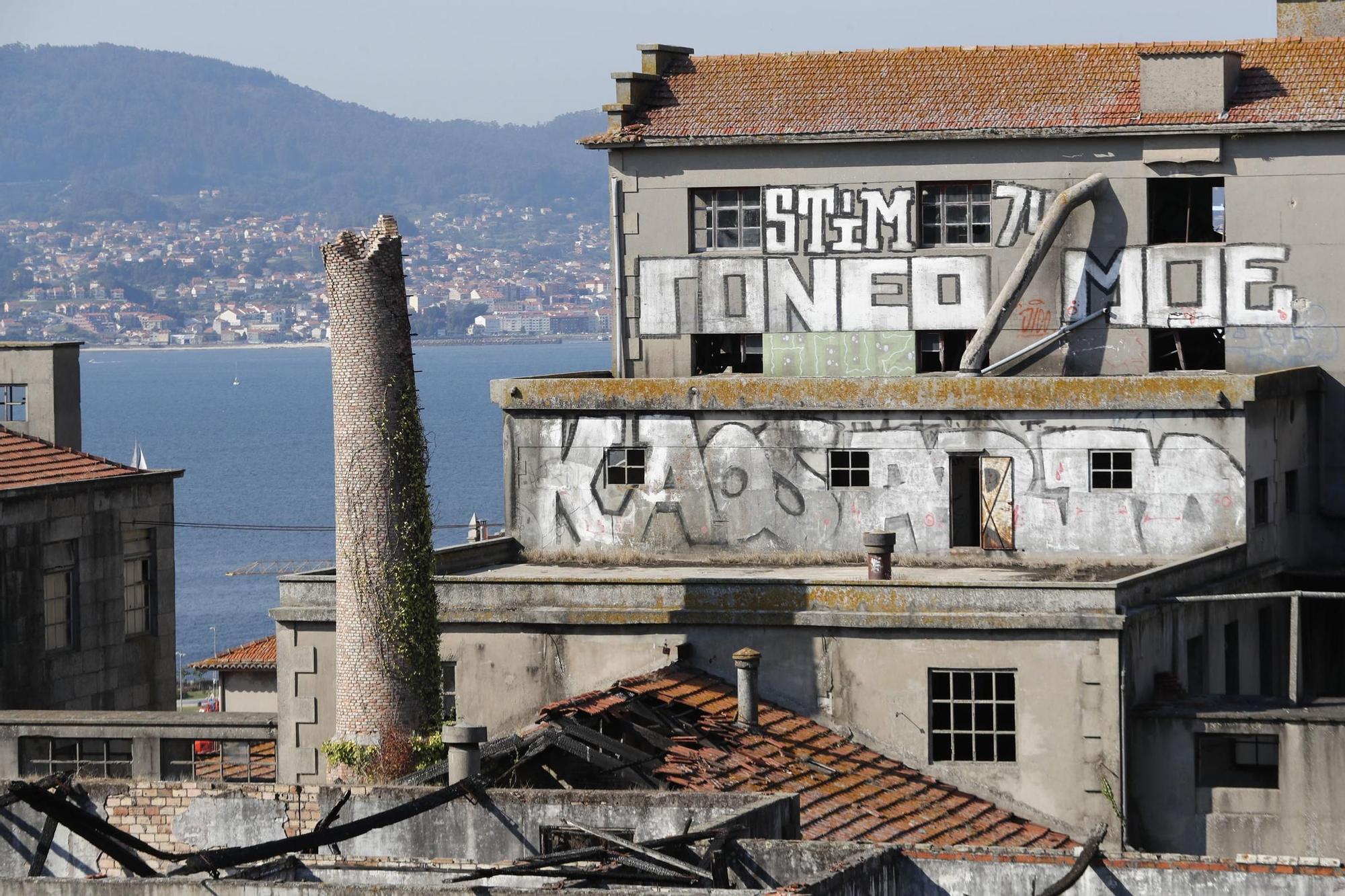 Vista del estado de abandono de la chimenea de la panificadora en 2020 José Lores.jpg